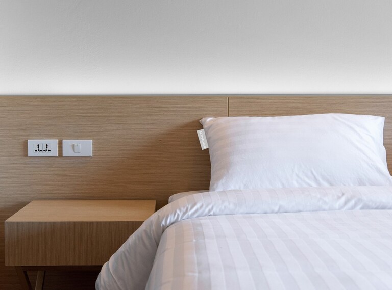POŚCIEL HOTELOWA BIAŁA 200x220 ADAMASZEK + 2x 50x70 150g 50% baw. 50%poliester (2)