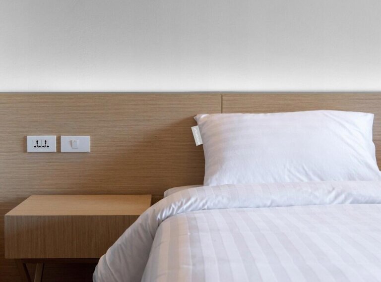 POŚCIEL HOTELOWA BIAŁA 200x220 ADAMASZEK + 2x 50x70 150g 50% baw. 50%poliester (13)