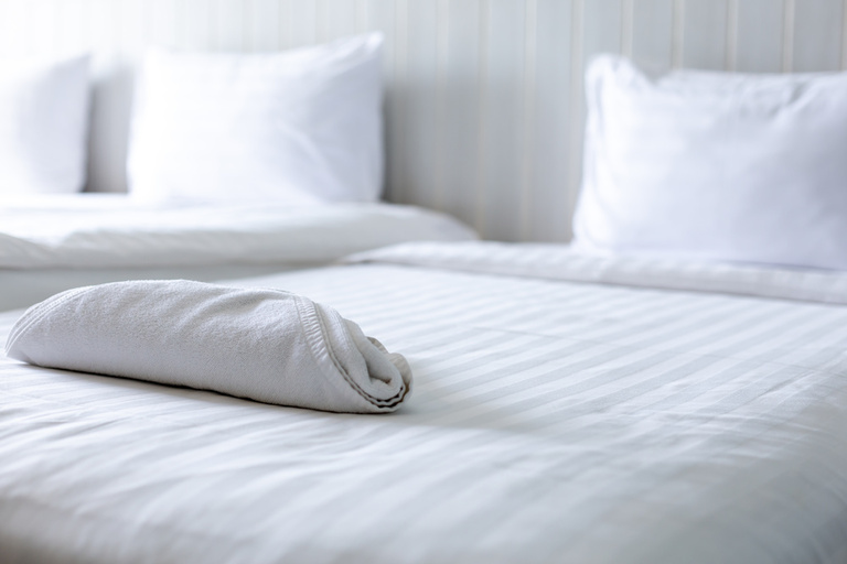 POŚCIEL HOTELOWA 160x200 + 1 poszewka ADAMASZEK 50% baw. 50%poliester. (2)