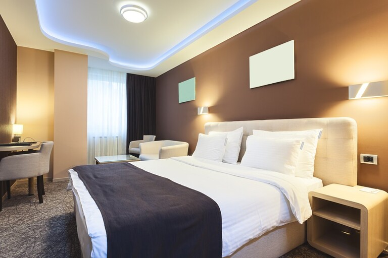 POŚCIEL HOTELOWA BIAŁA 200x220 ADAMASZEK + 2x 50x70 150g 50% baw. 50%poliester (8)