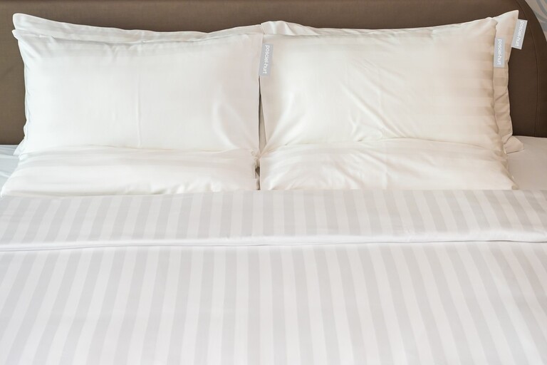 POŚCIEL HOTELOWA BIAŁA 200x220 ADAMASZEK + 2x 50x70 150g 50% baw. 50%poliester (4)